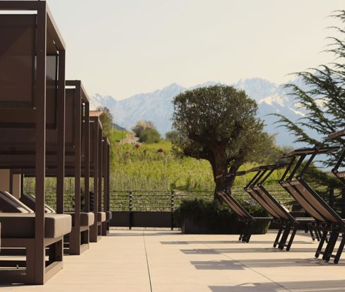 Sky Terrasse mit Himmelbetten und Bergblick