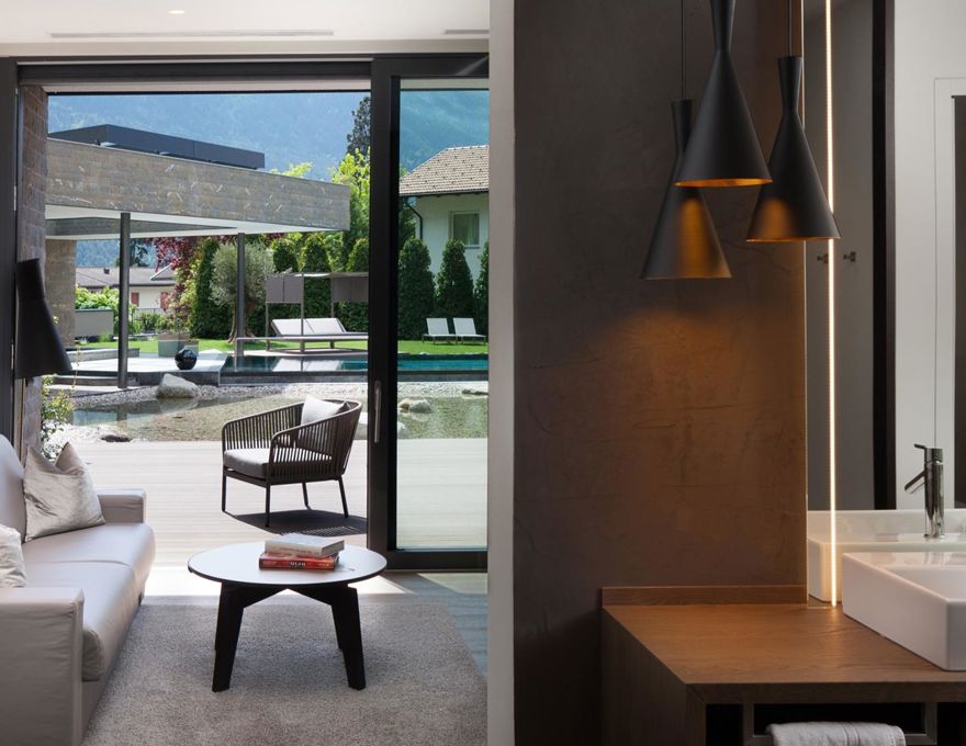 Suite mit Wohnbereich und Blick auf die Terrasse im Hotel Anderlahn